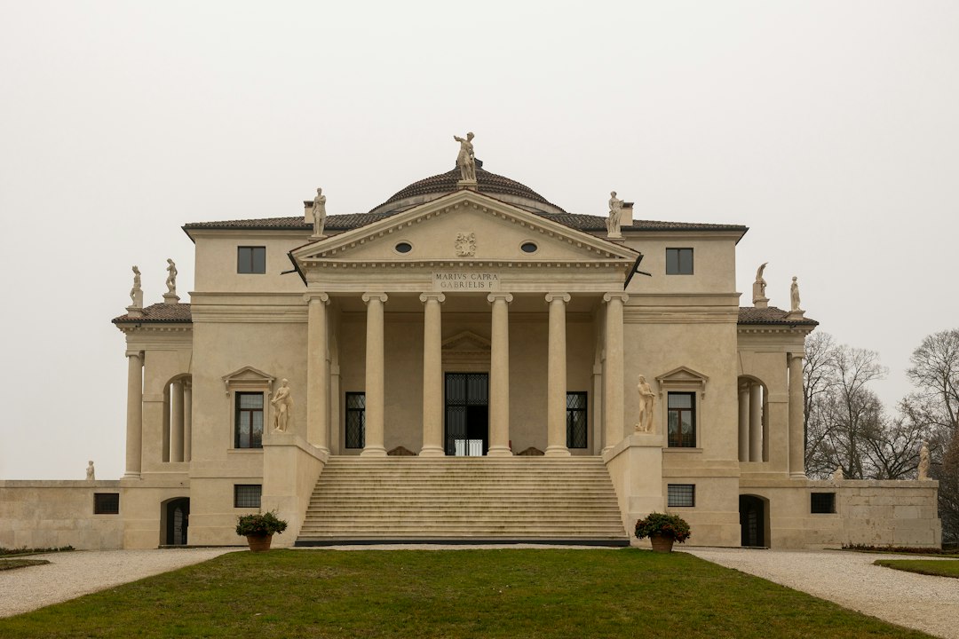 Palladian Architecture: Symmetry, Porticoes and Proportion