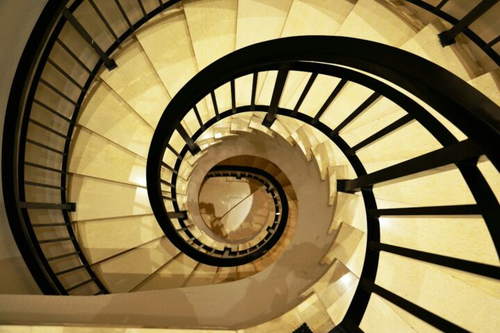Curved Staircase Design: Geometry, Structure and Rules